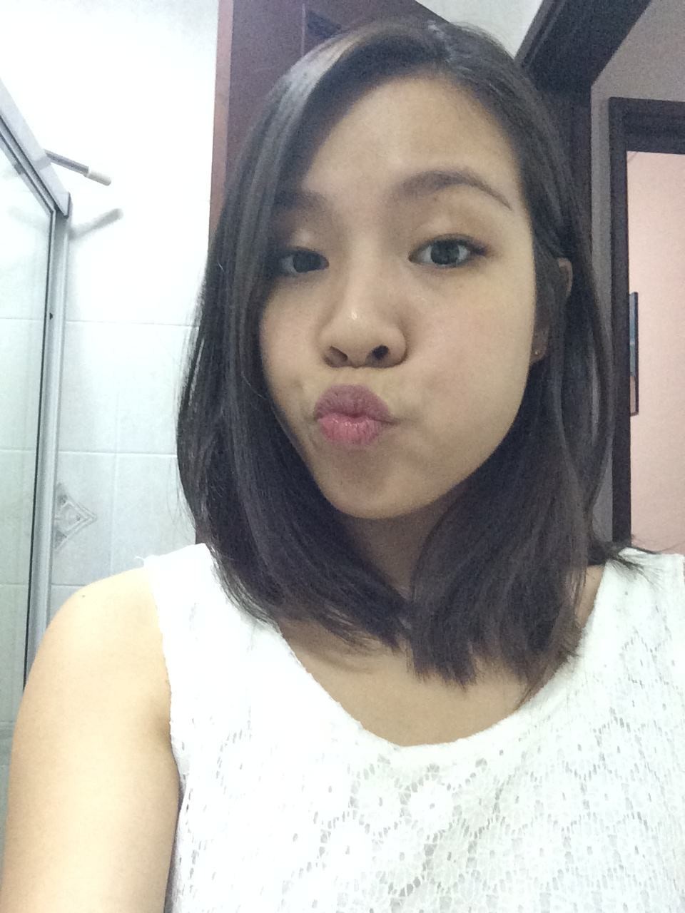 Singapore Claudia Takes Selfies