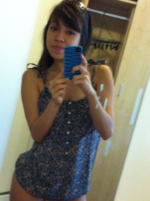 Singapore Claudia Takes Selfies