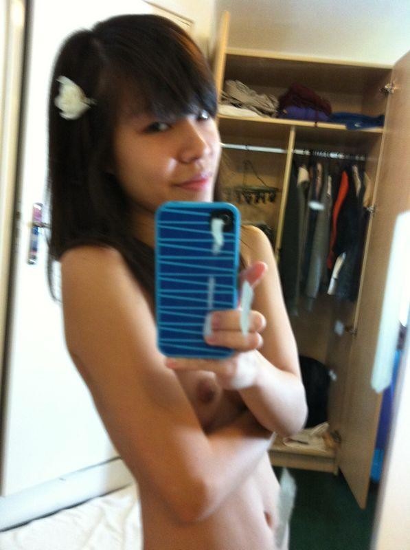 Singapore Claudia Takes Selfies