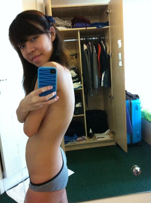 Singapore Claudia Takes Selfies