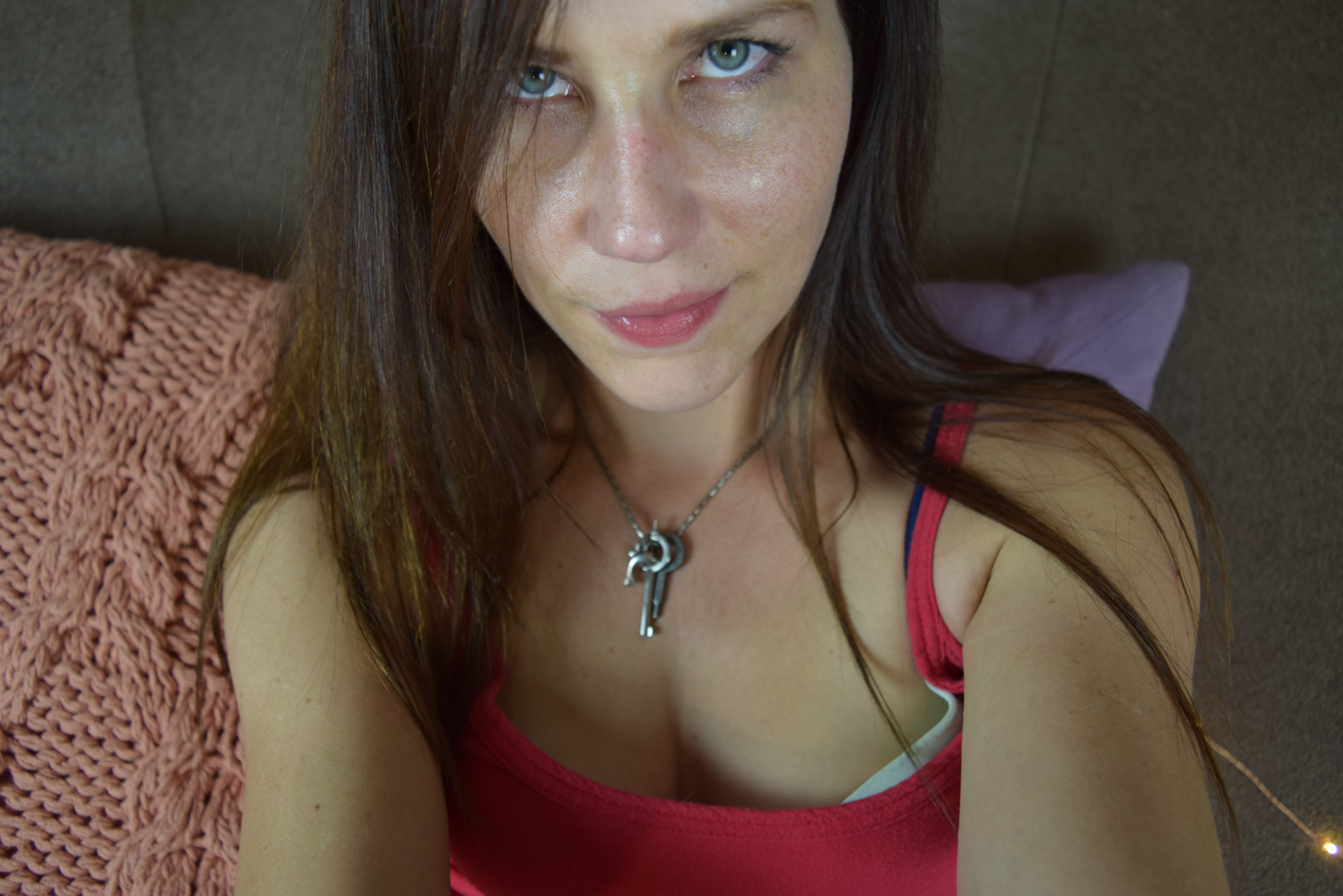 Brunettes Butt and Spread Pussy Show