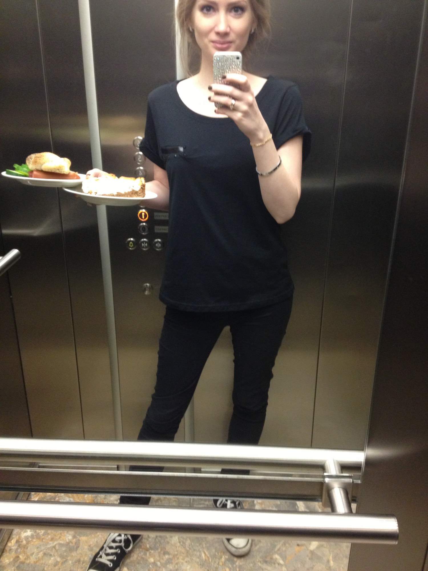 Selfie Swedish Blonde Loves Converse