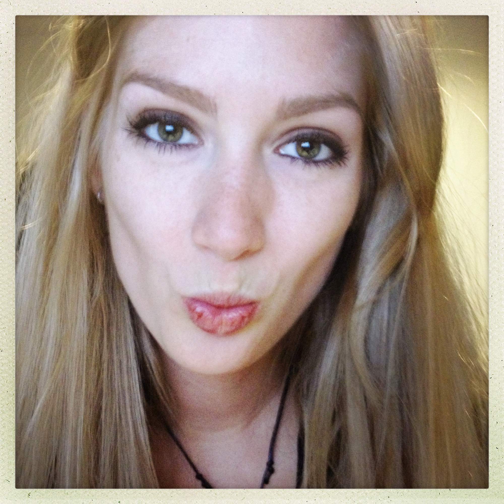 Selfie Swedish Blonde Loves Converse