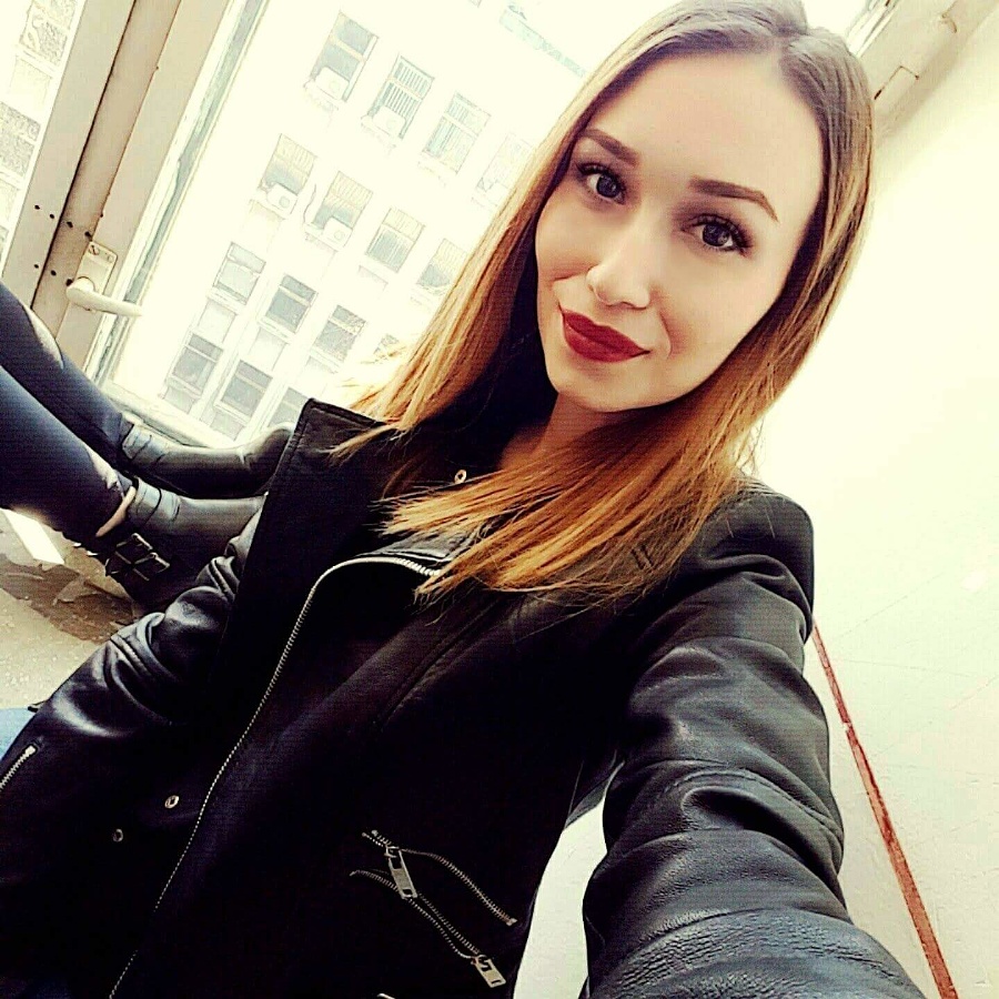 Wet Pussy and Round Delicious Rump