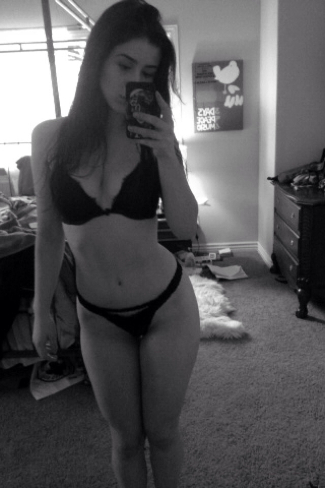 Mama Mia Brunette Selfie Swagger