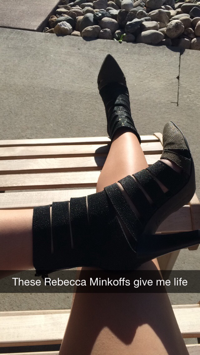 Mama Mia Brunette Selfie Swagger