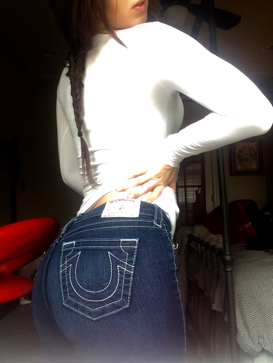 Mama Mia Brunette Selfie Swagger