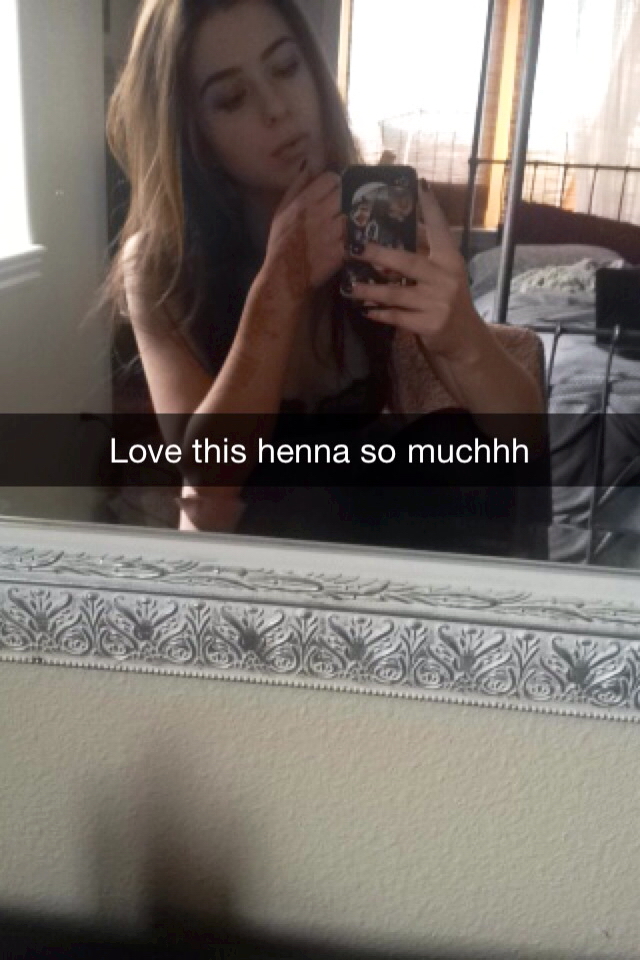 Mama Mia Brunette Selfie Swagger