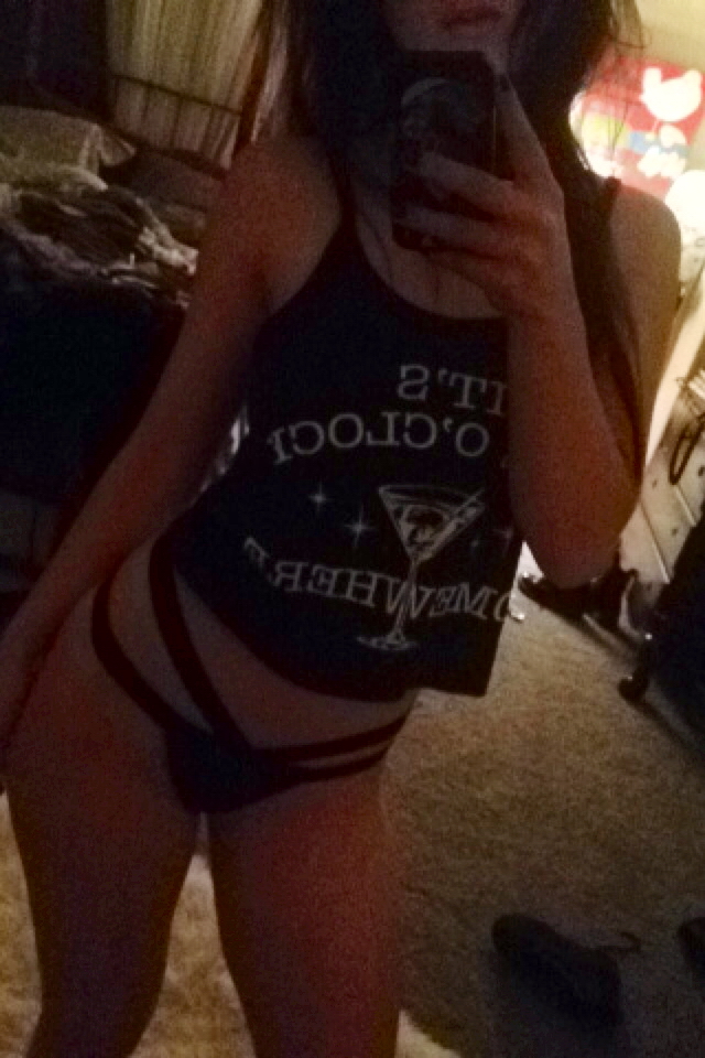 Mama Mia Brunette Selfie Swagger