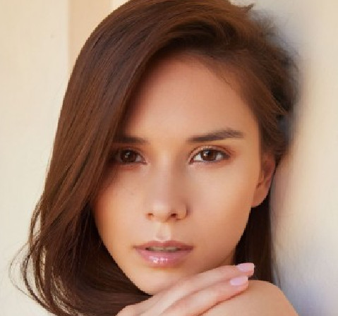 Leona Mia opens her vagina 2