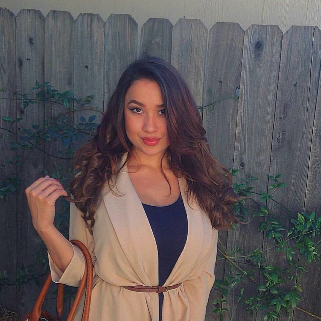 Huge Tits Fit Babe Elizabeth Pelayo