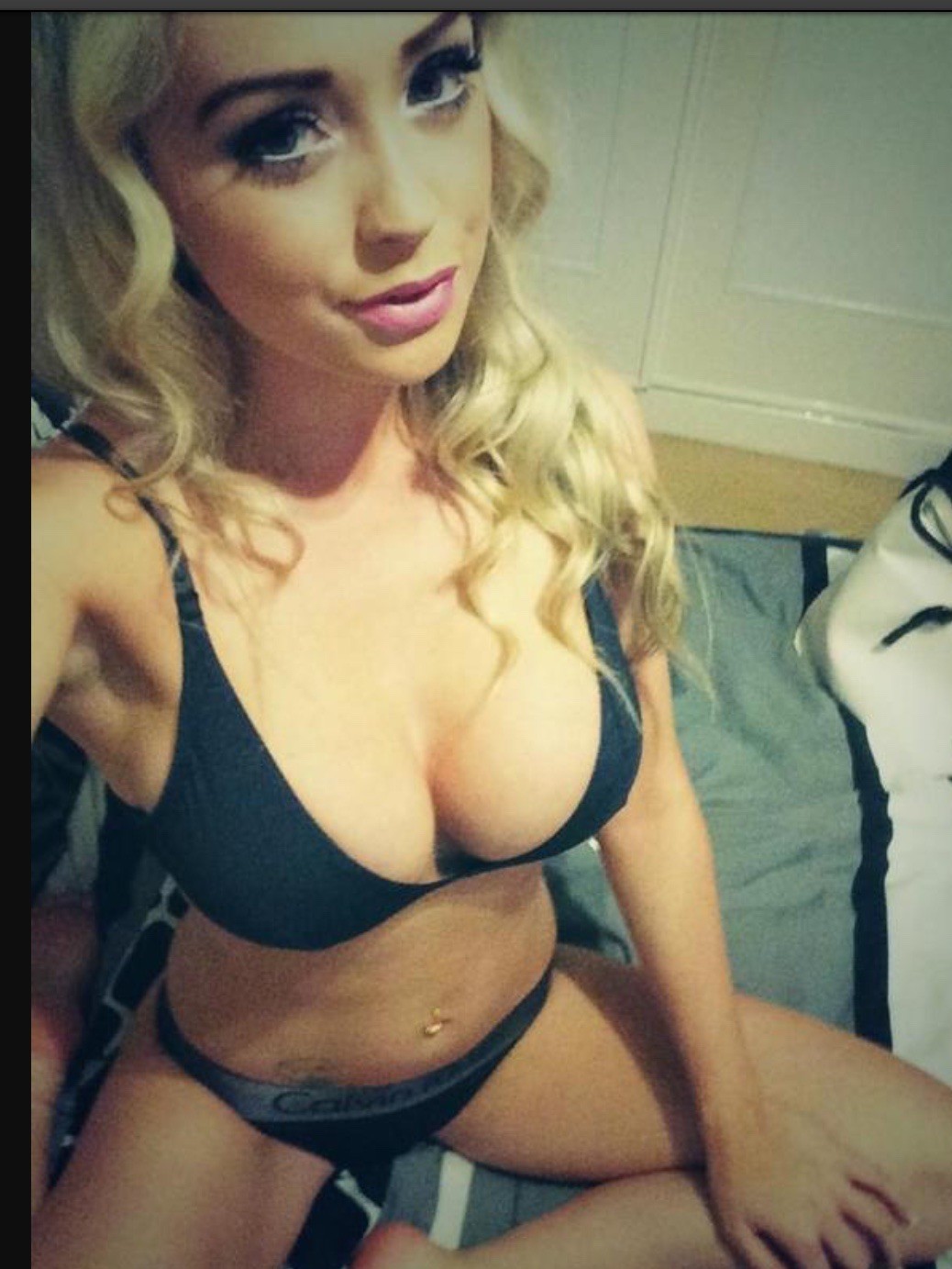 Blondes Tits N Selfie