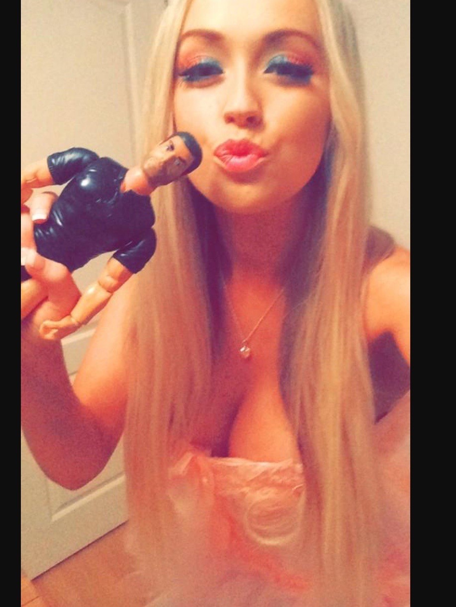 Blondes Tits N Selfie