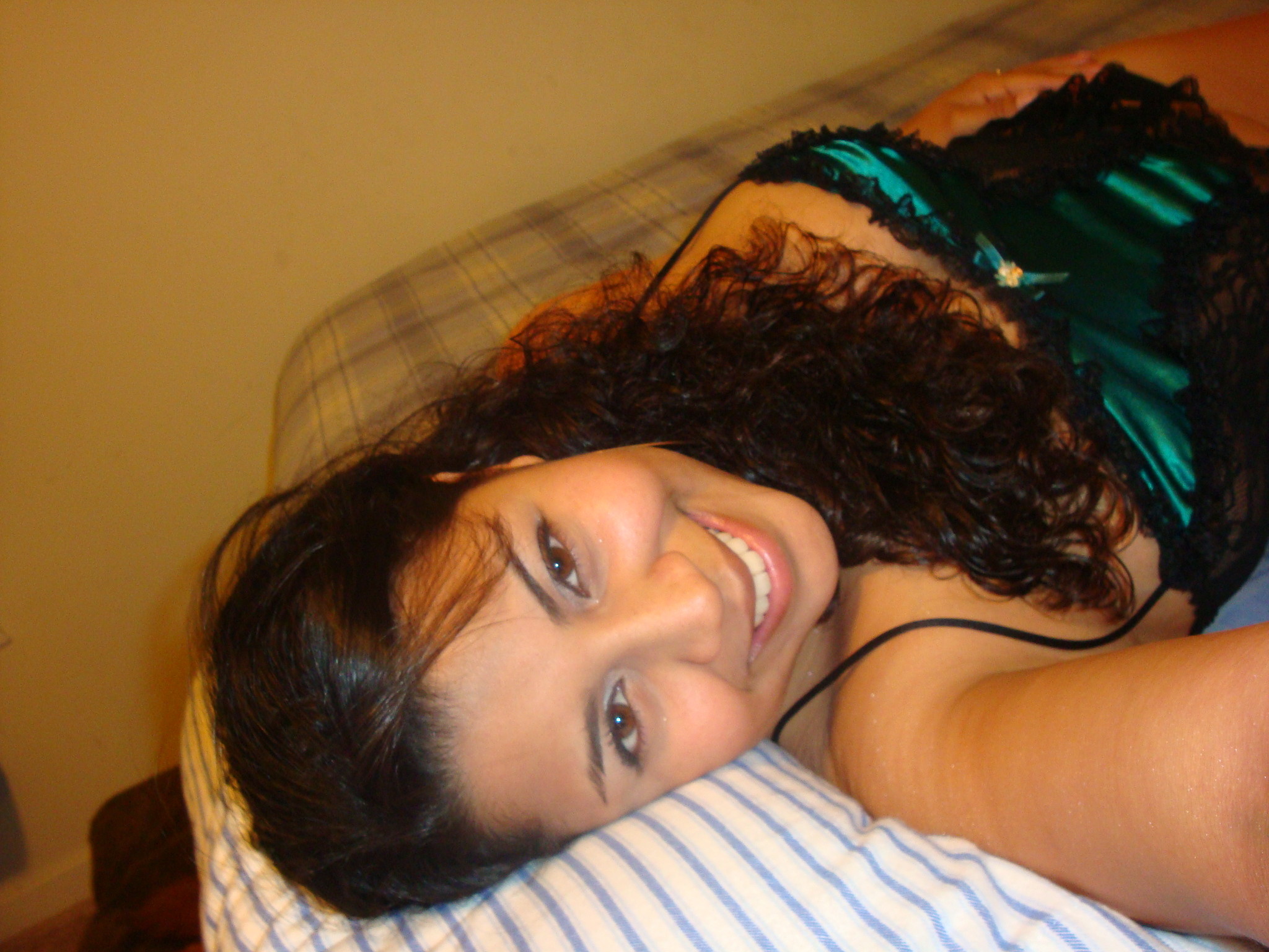 Thick Latina Shows Her Skin Pics