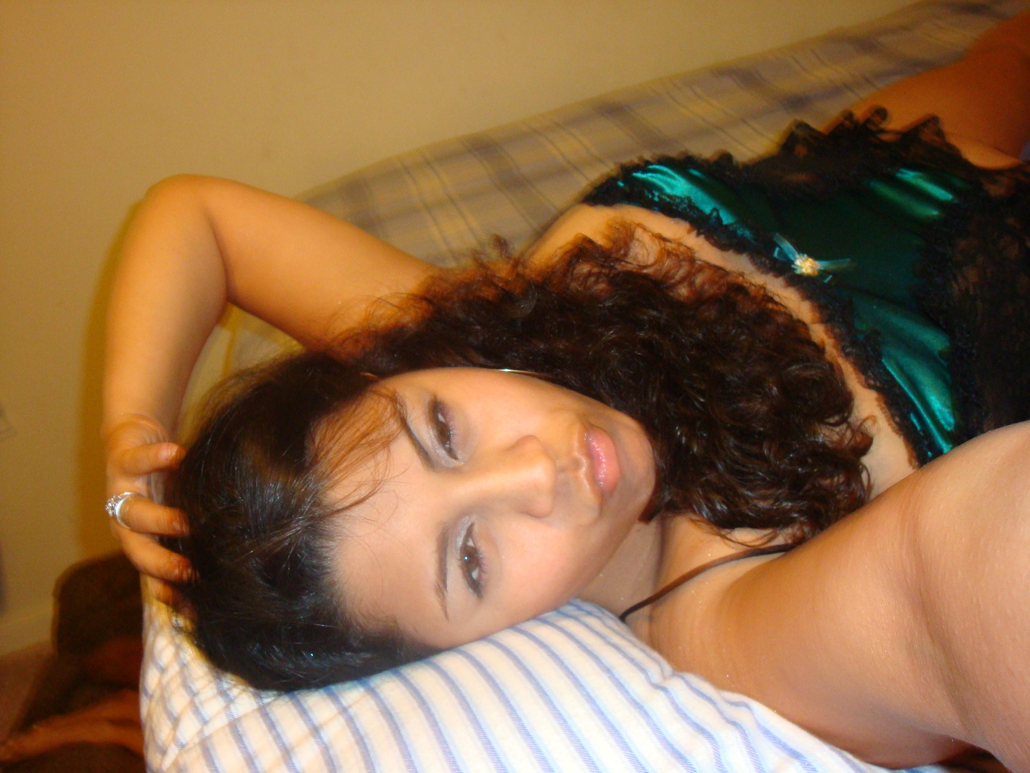 Thick Latina Shows Her Skin Pics