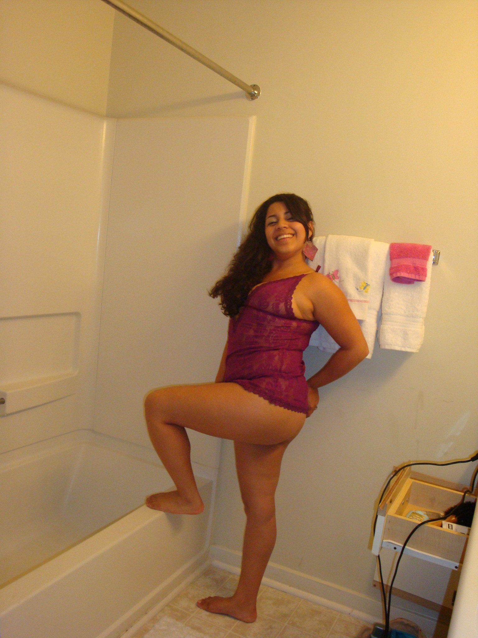 Thick Latina Shows Her Skin Pics