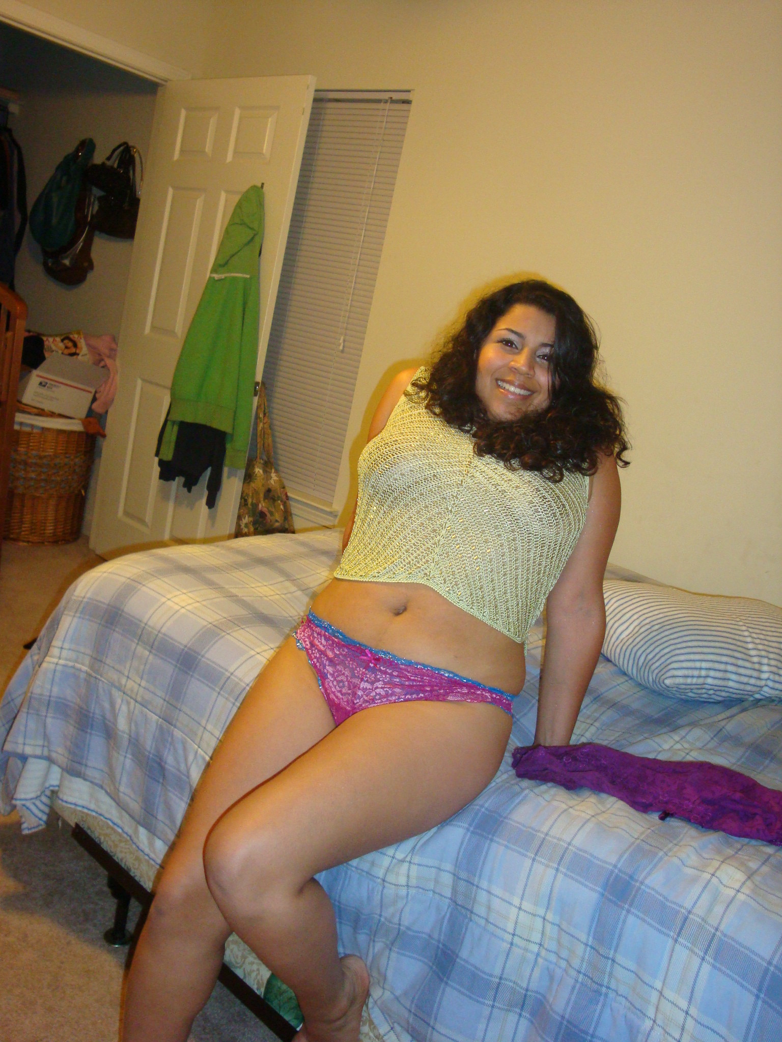 Thick Latina Shows Her Skin Pics