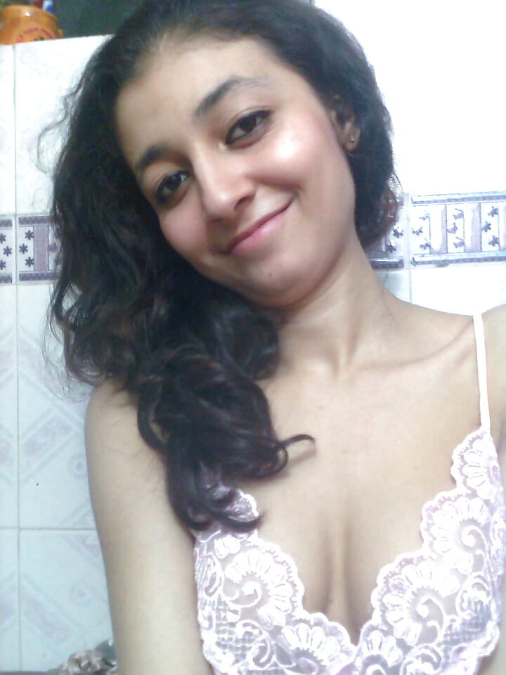 Very Cute Desi Girl Nude in Bathroom