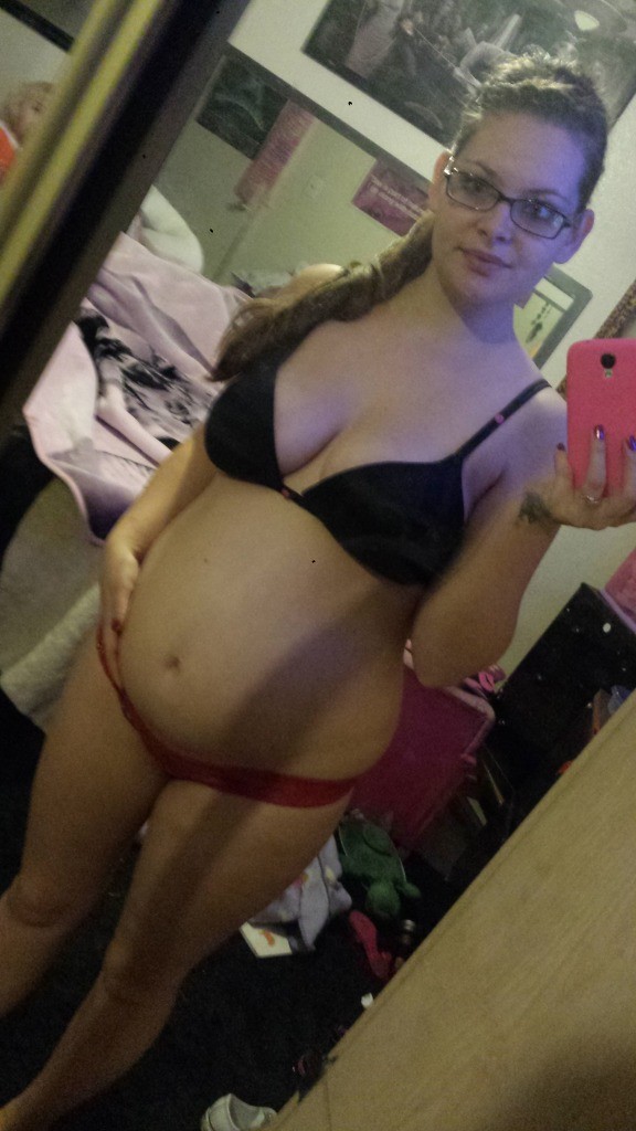 Girls Sexy Preggo Selfies