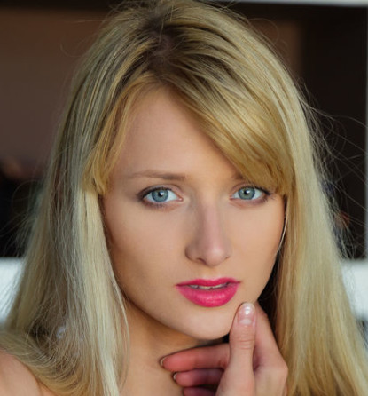 Nika N opens her vagina