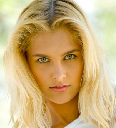 Natasha G opens her vagina