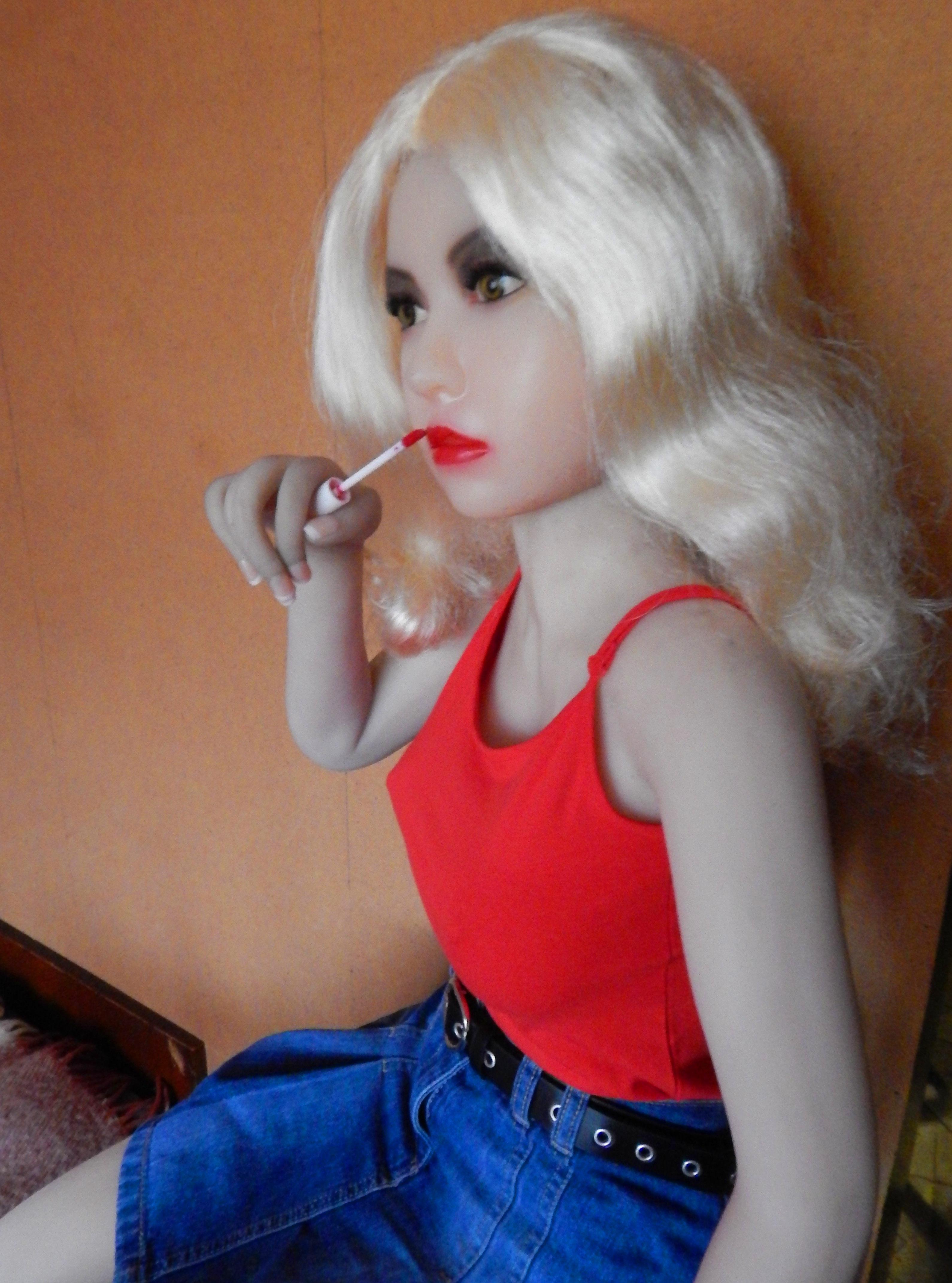 Blonde Lia in the red top.