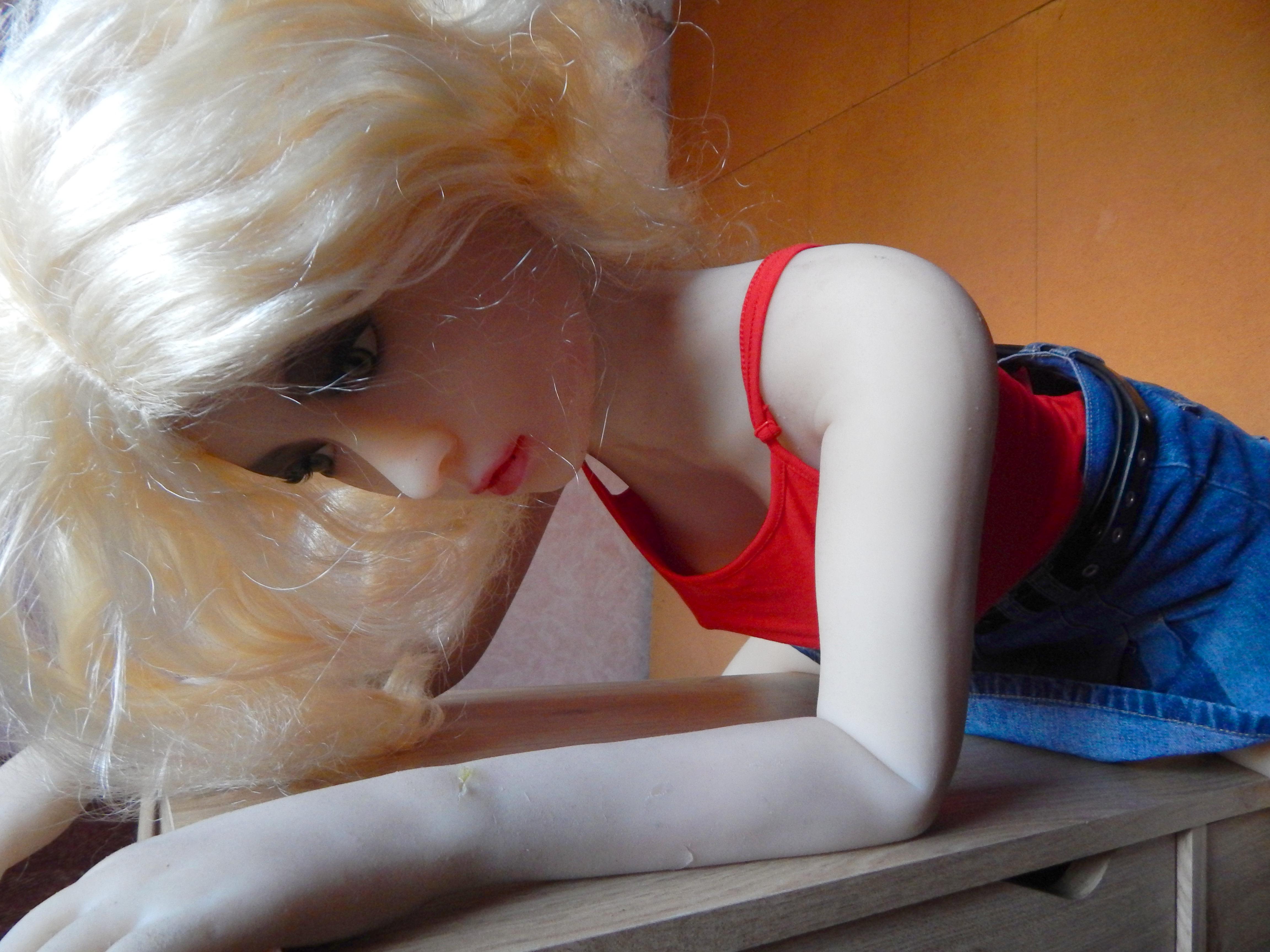 Blonde Lia in the red top.