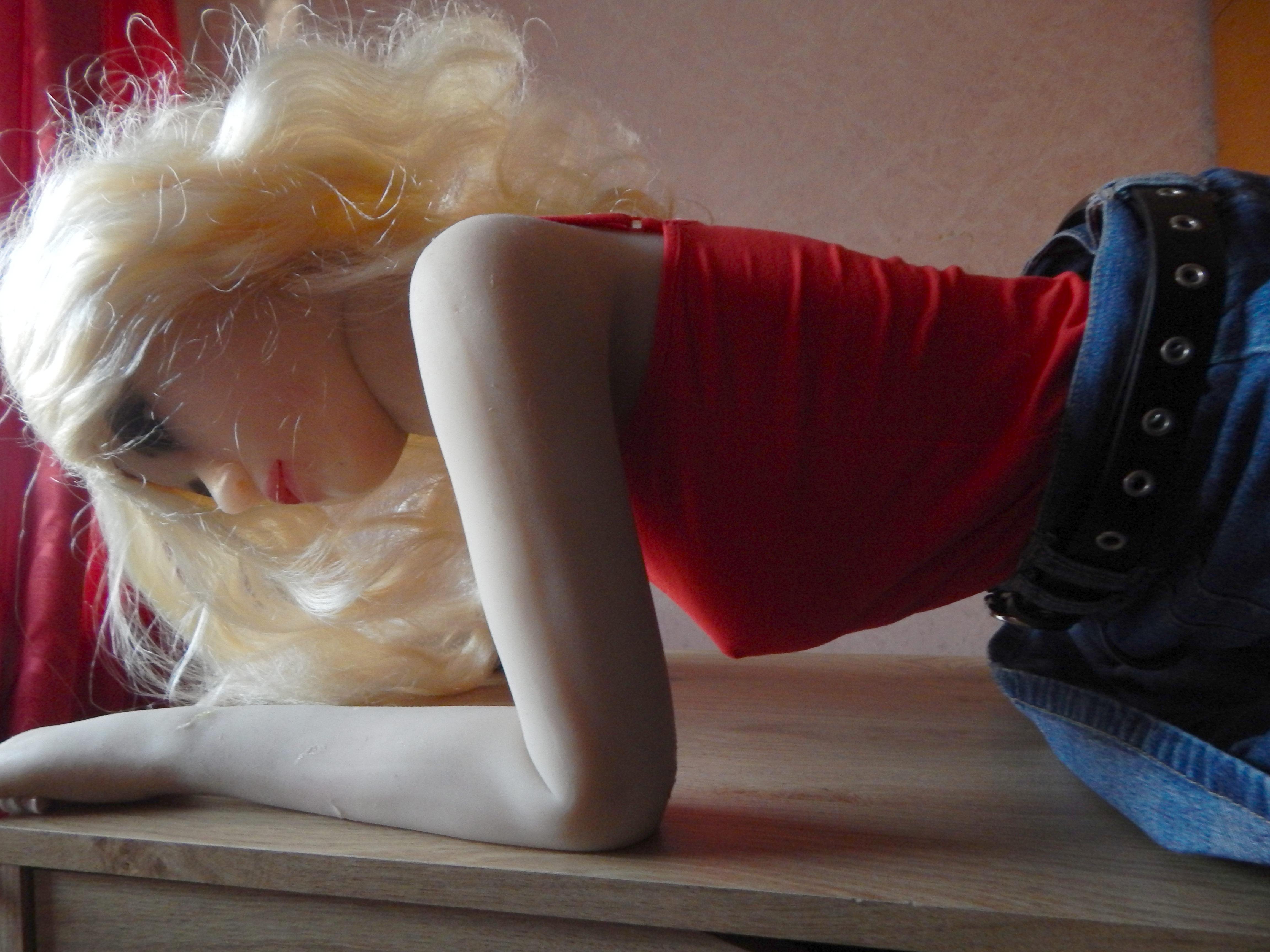 Blonde Lia in the red top.