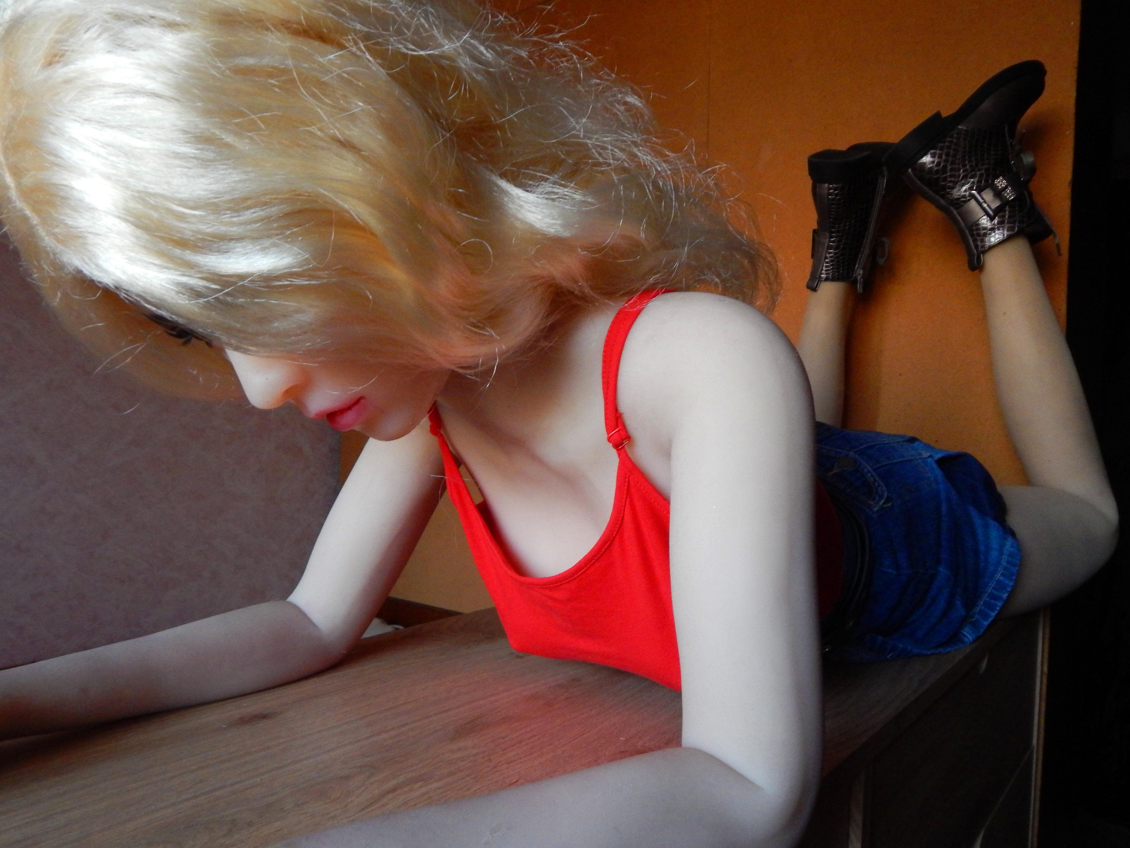 Blonde Lia in the red top.