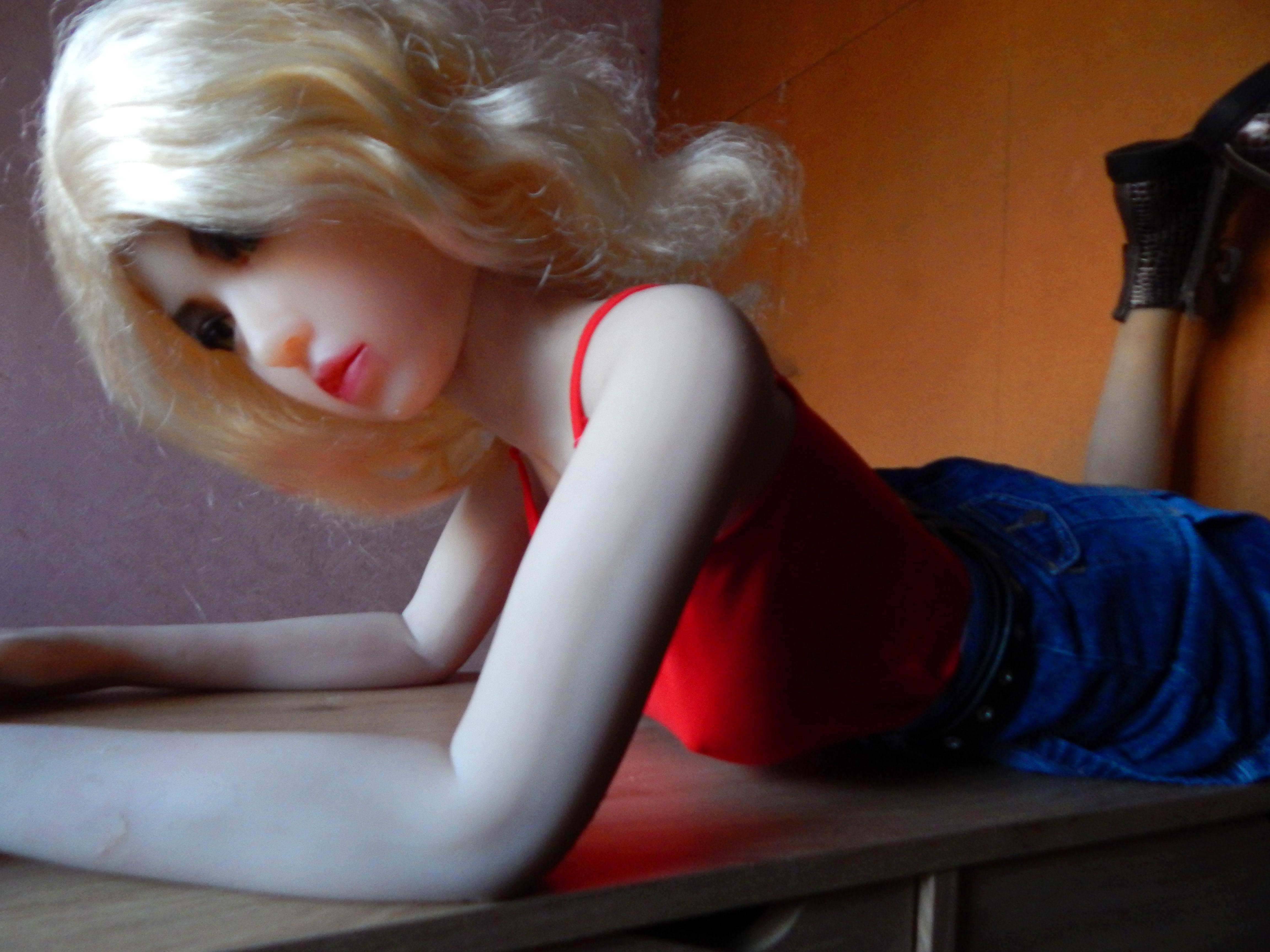 Blonde Lia in the red top.