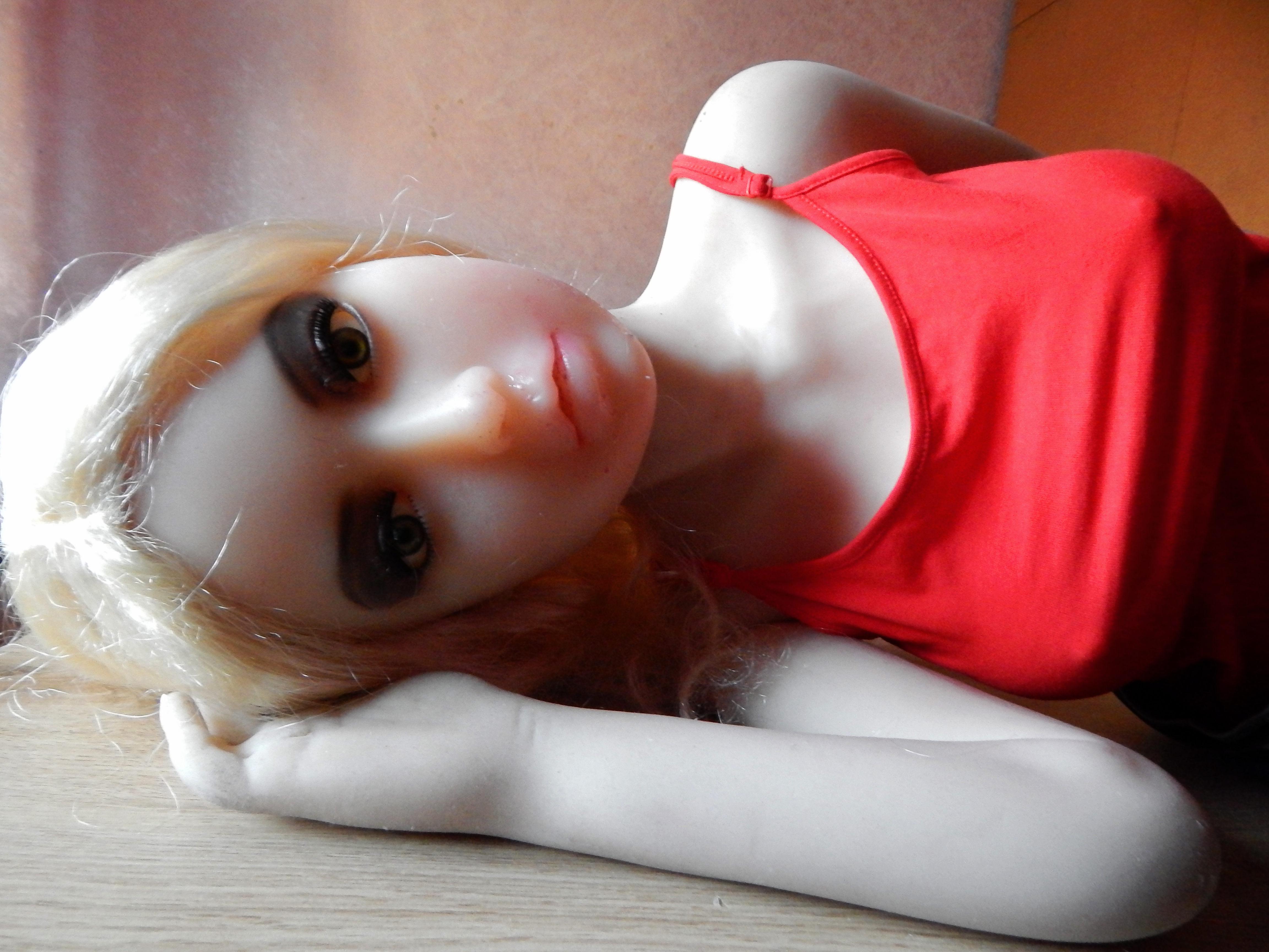 Blonde Lia in the red top.