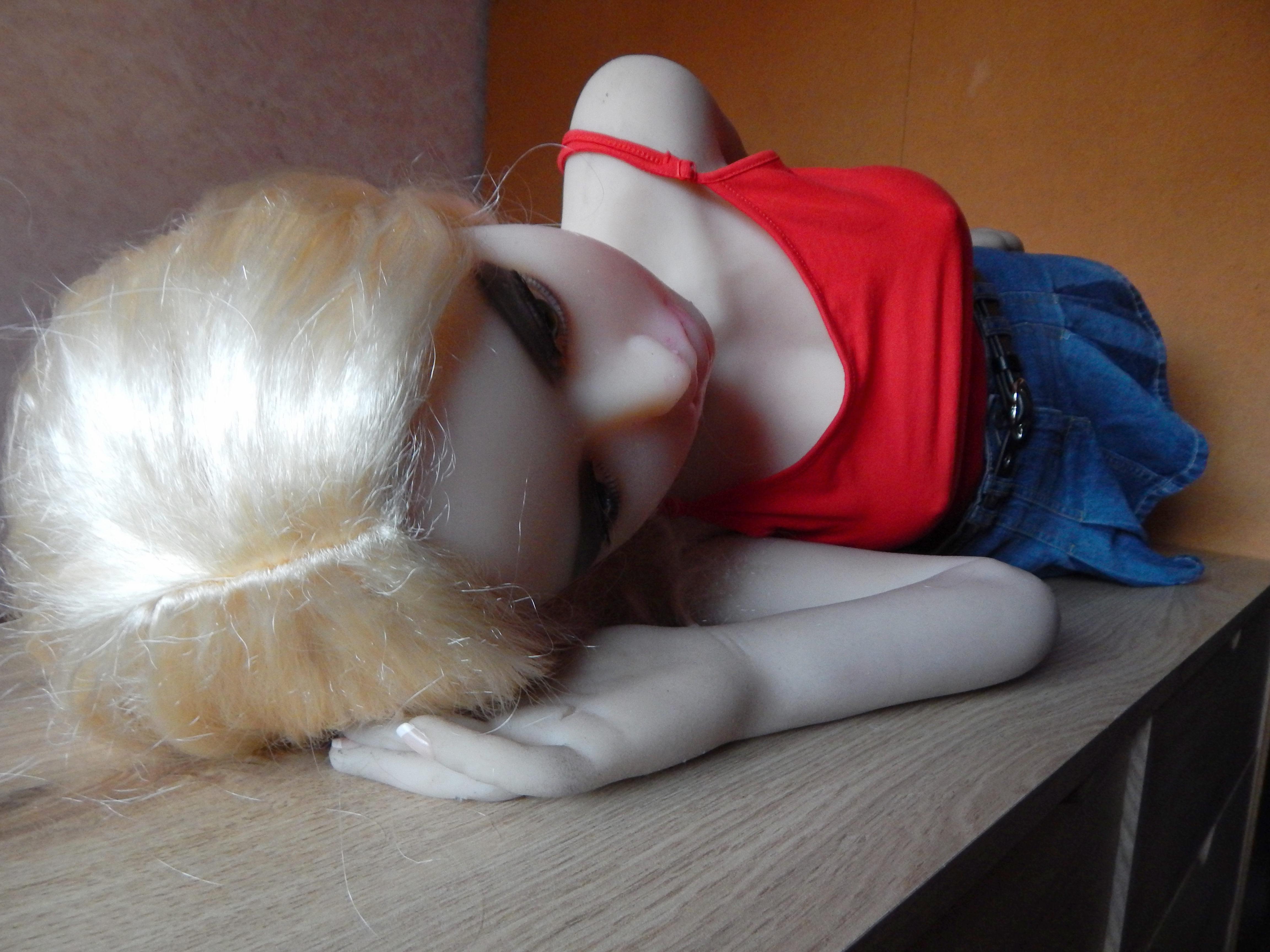 Blonde Lia in the red top.