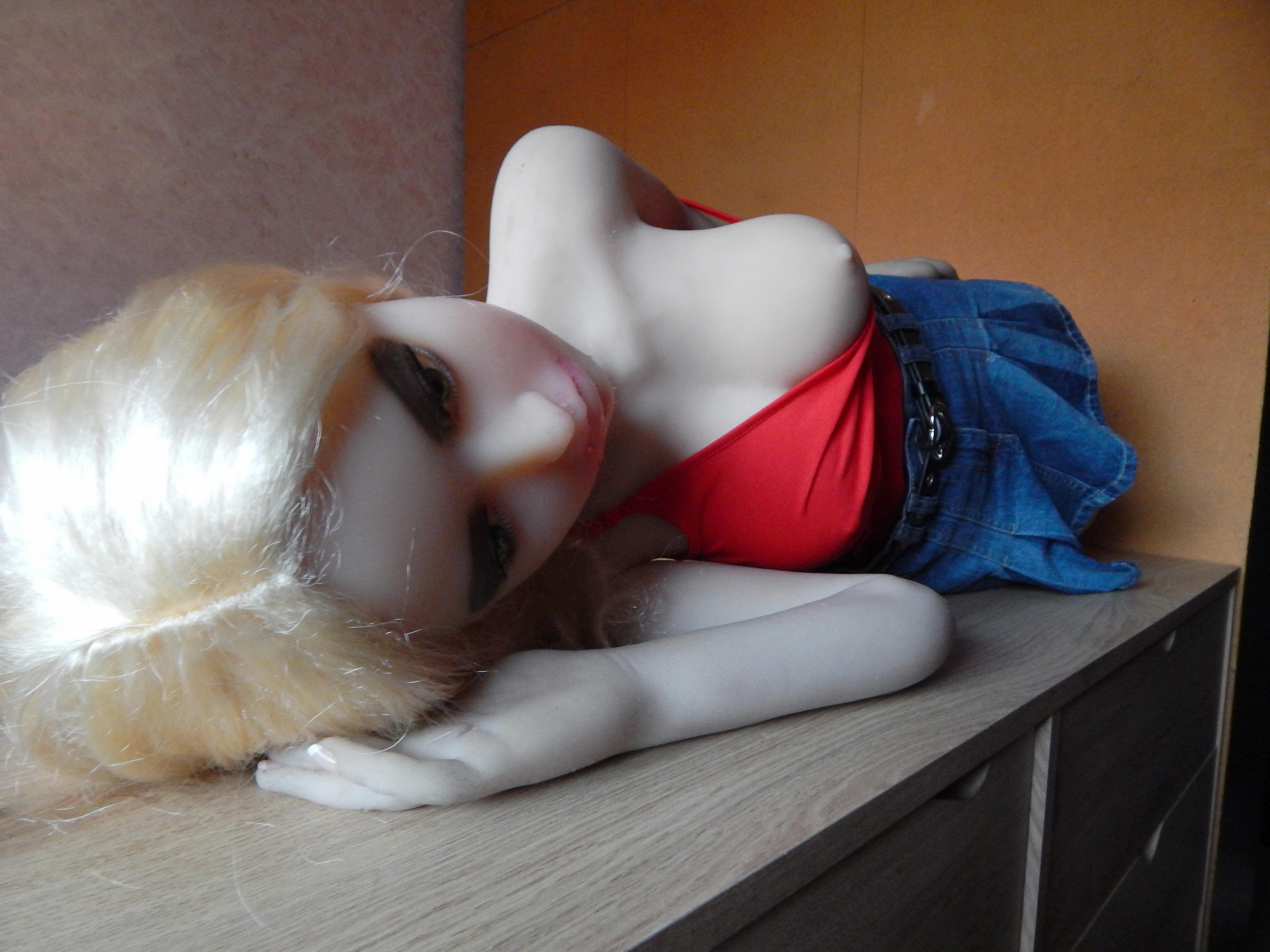 Blonde Lia in the red top.