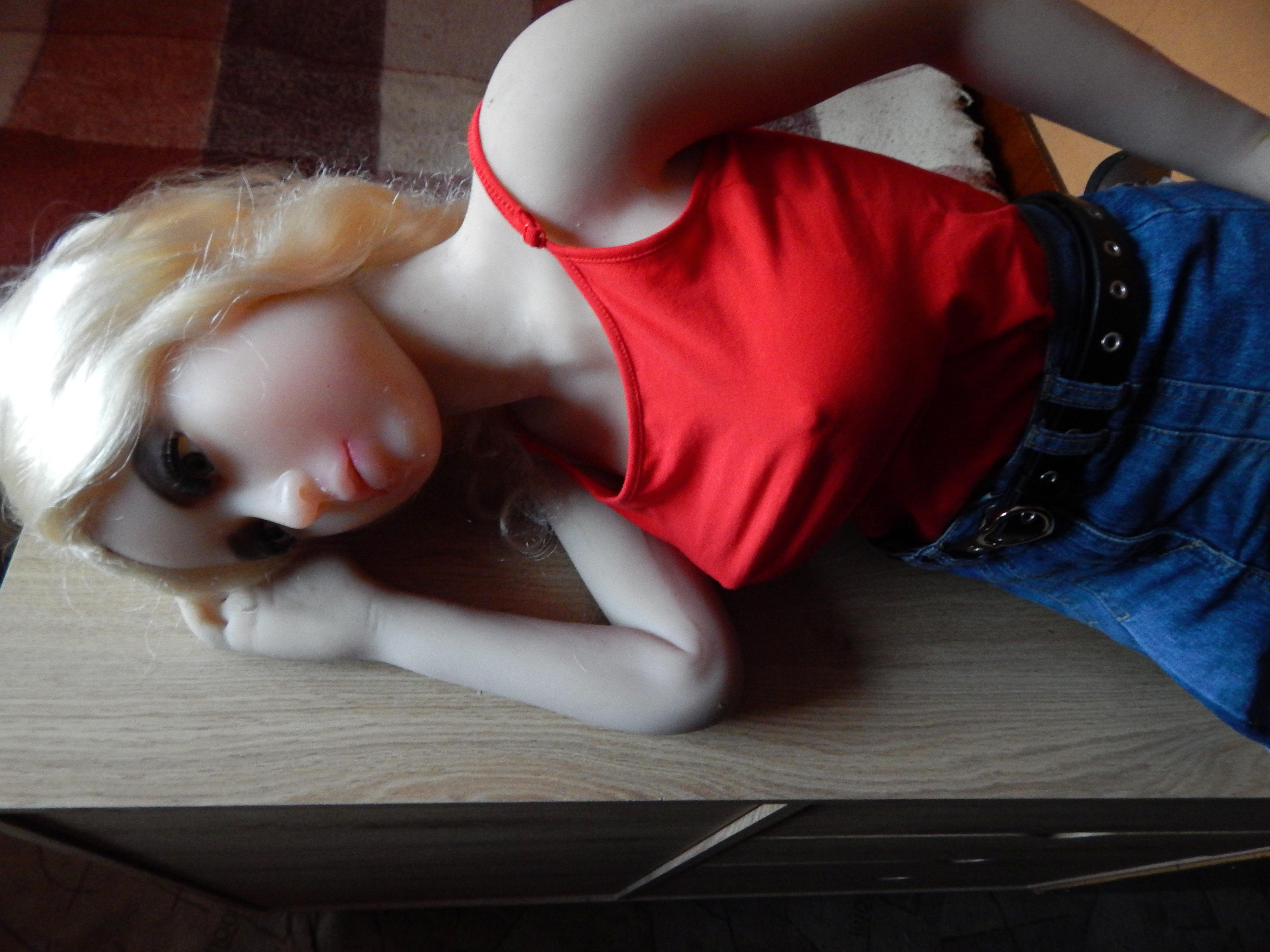 Blonde Lia in the red top.