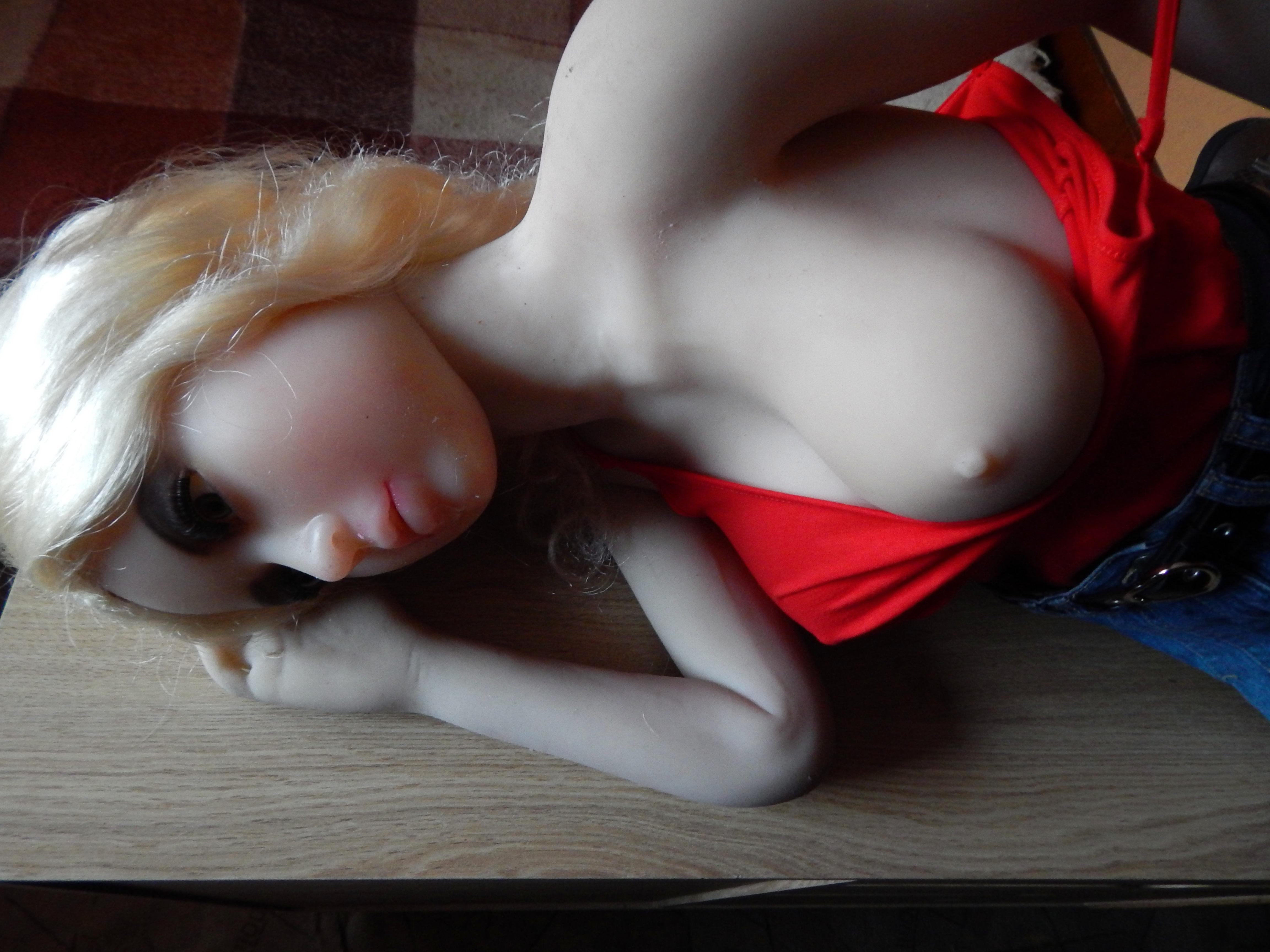 Blonde Lia in the red top.