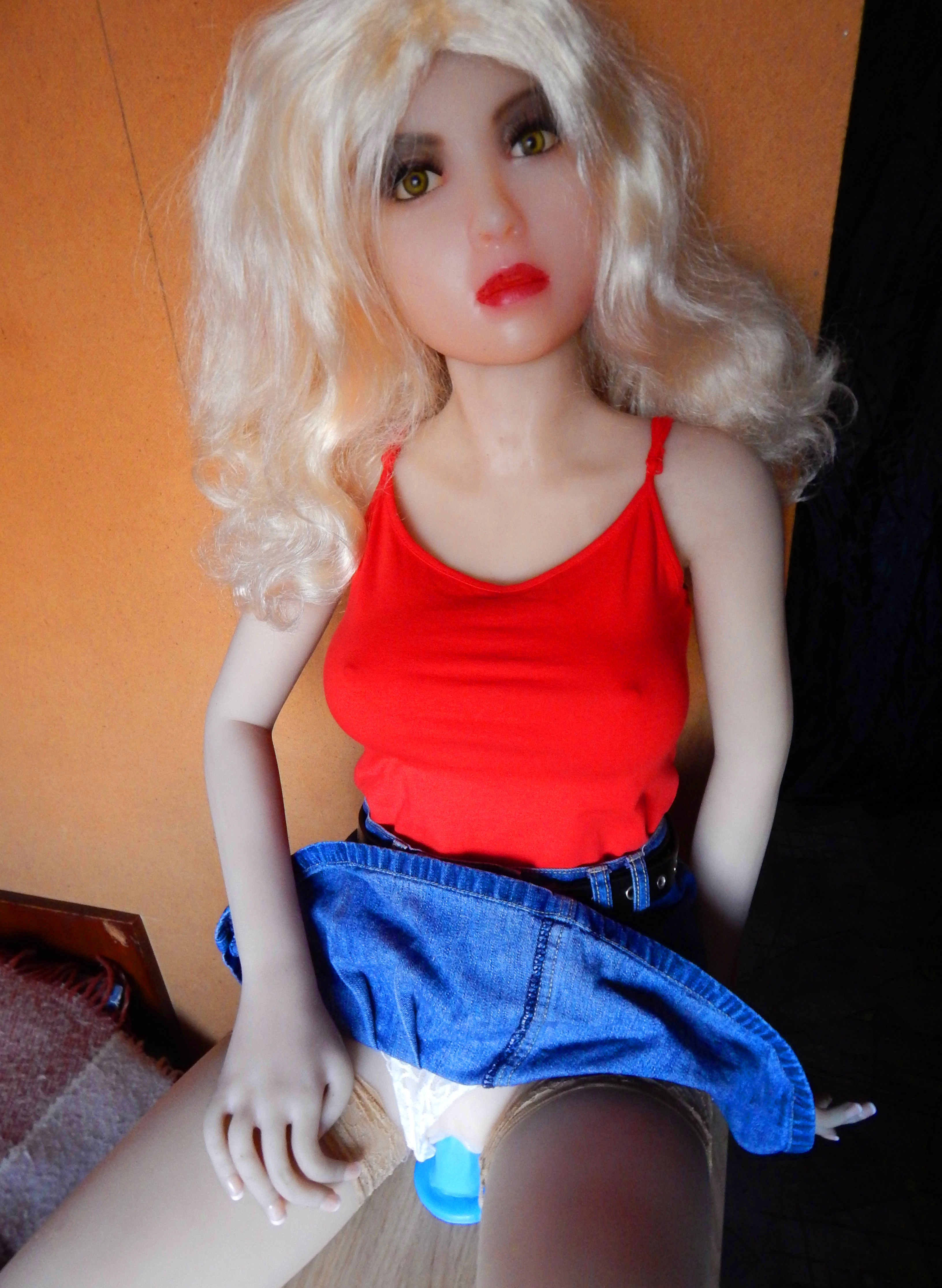 Blonde Lia in the red top. 2