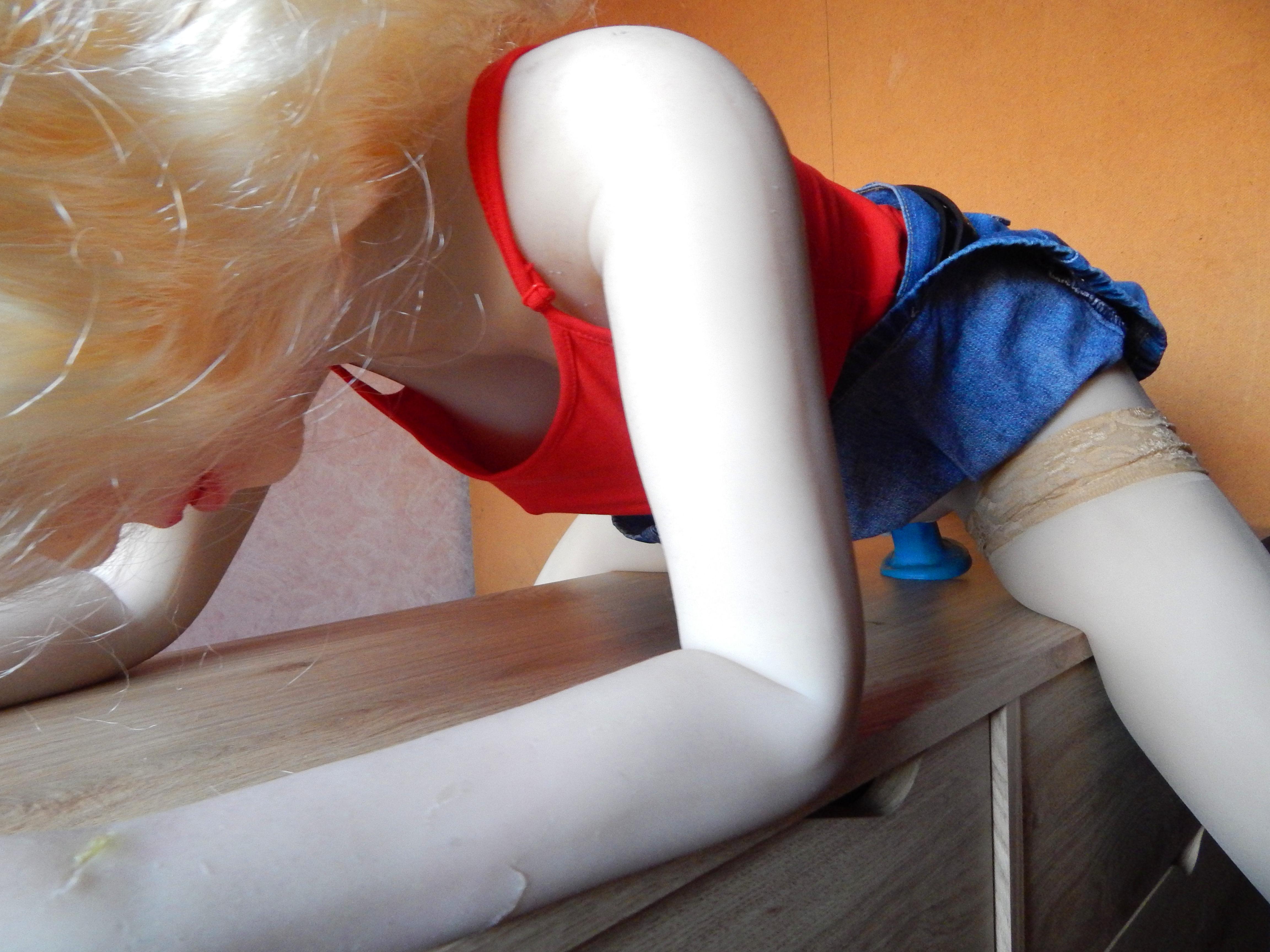 Blonde Lia in the red top. 2