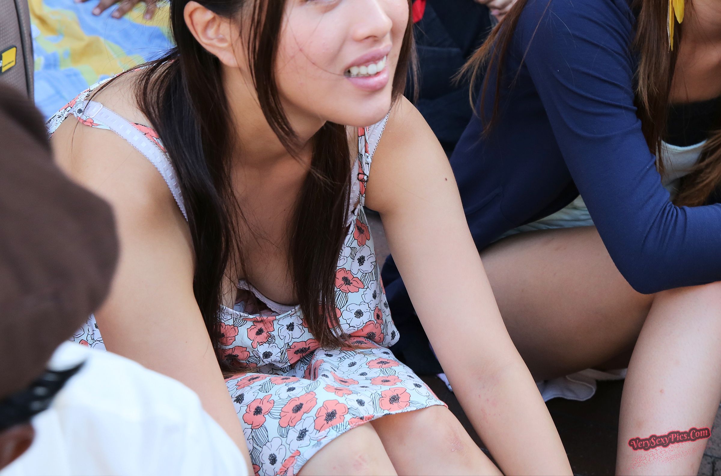 Boob Revolution! Stop Hiding Us! - Downblouse Collection