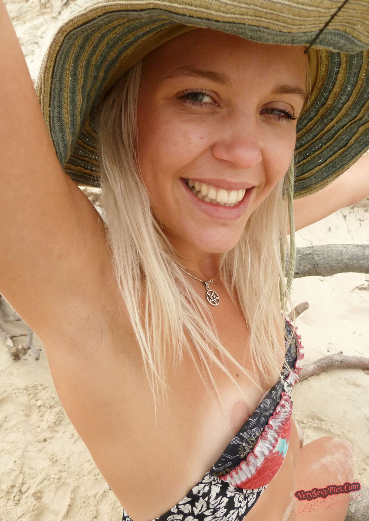 Boob Revolution! Stop Hiding Us! - Downblouse Collection