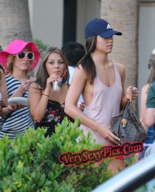 Boob Revolution! Stop Hiding Us! - Downblouse Collection