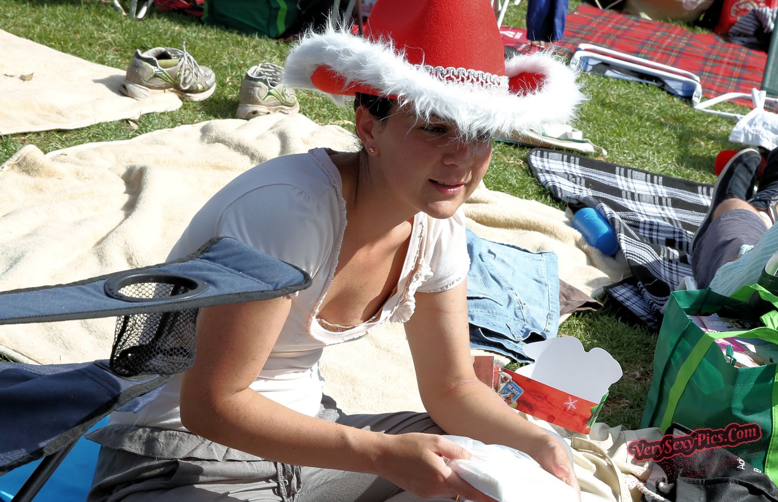 Boob Revolution! Stop Hiding Us! - Downblouse Collection