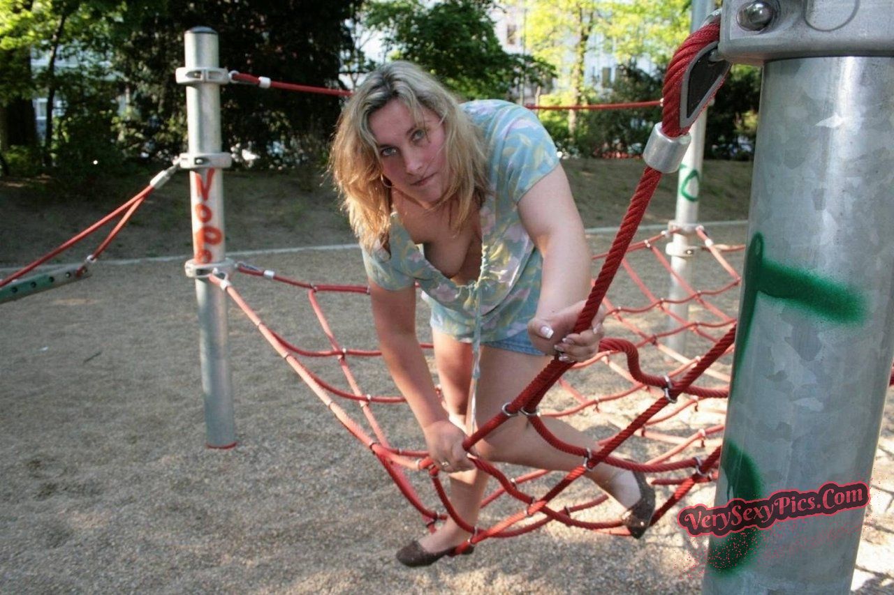 Boob Revolution! Stop Hiding Us! - Downblouse Collection