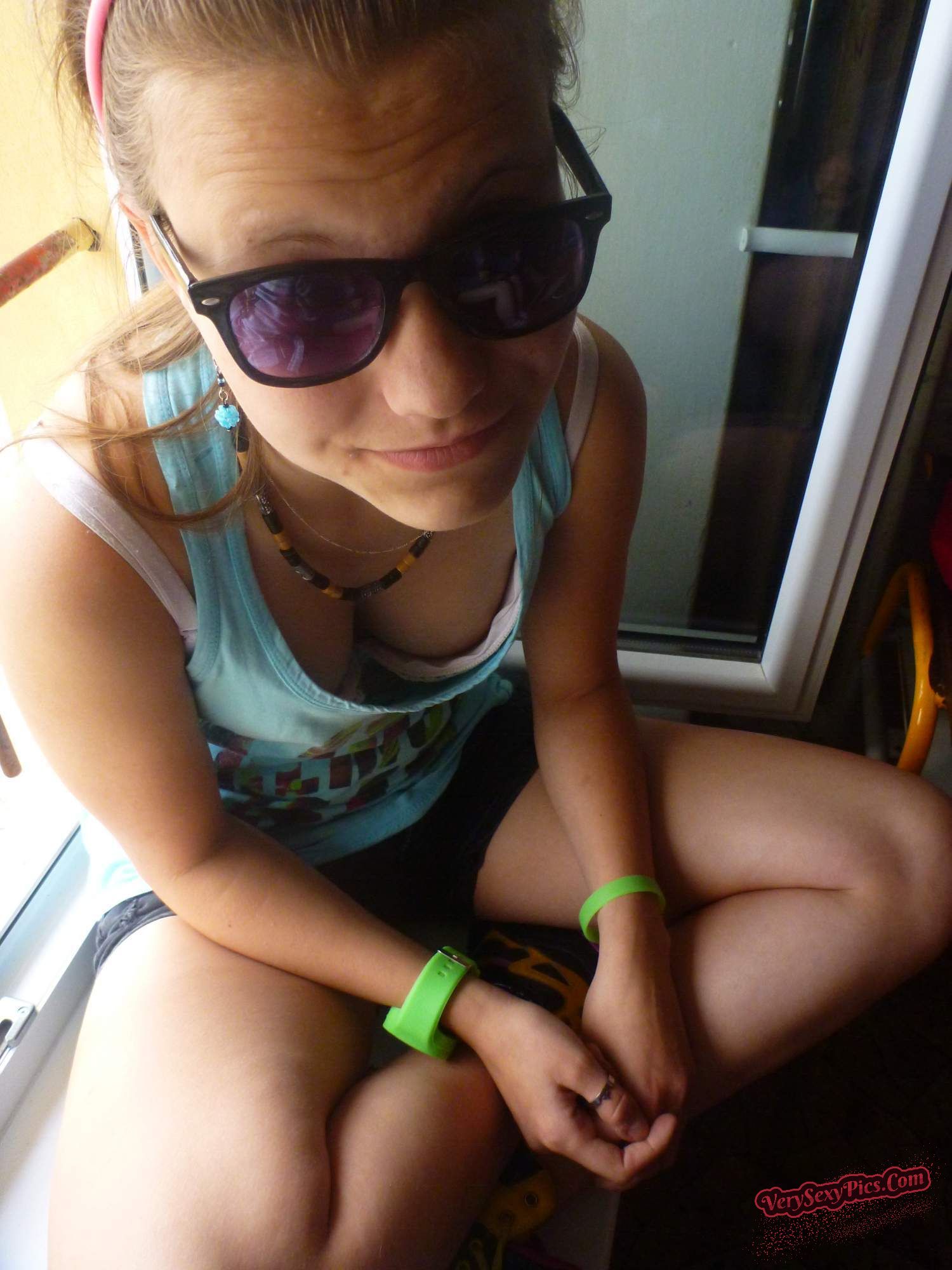 Boob Revolution! Stop Hiding Us! - Downblouse Collection