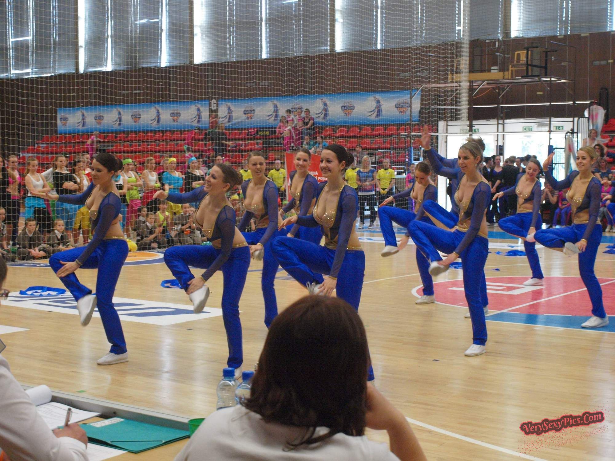 Boob Revolution! Stop Hiding Us! - Downblouse Collection