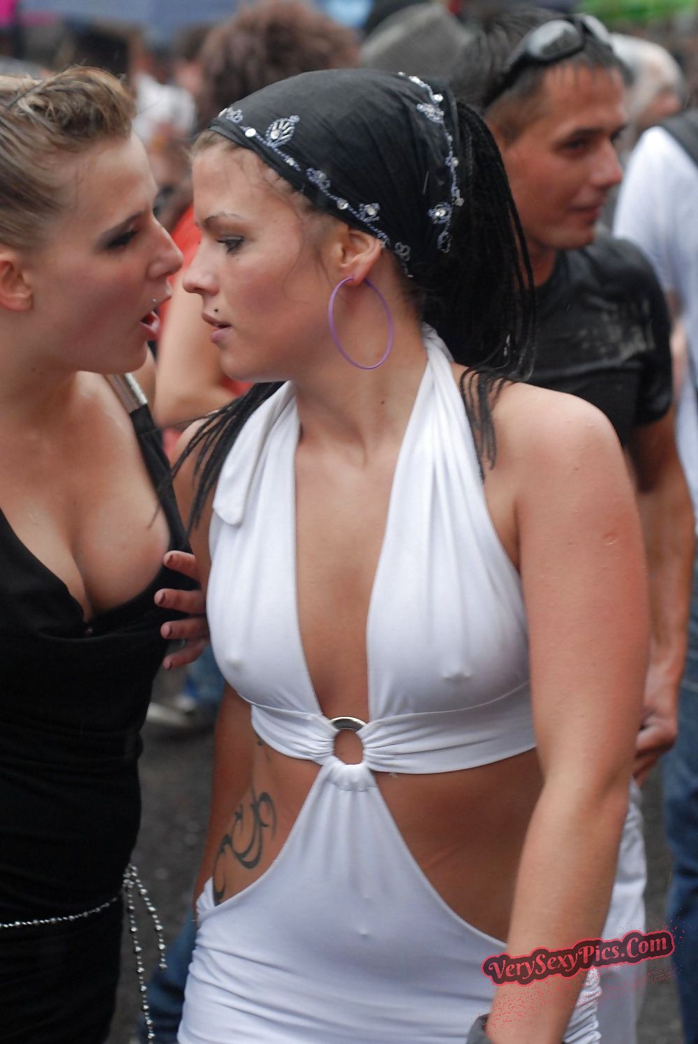 Boob Revolution! Stop Hiding Us! - Downblouse Collection