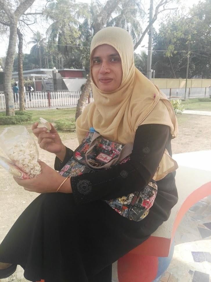 Muslim aunty nice boobs showing