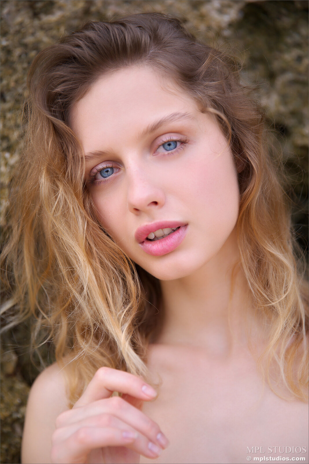 Clarice A opens her vagina