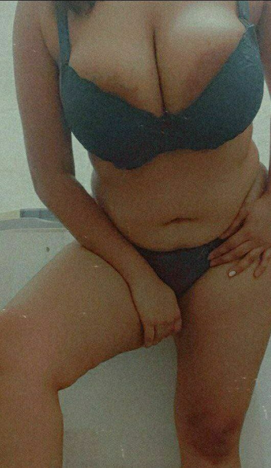 Sri Lanka boob Queen