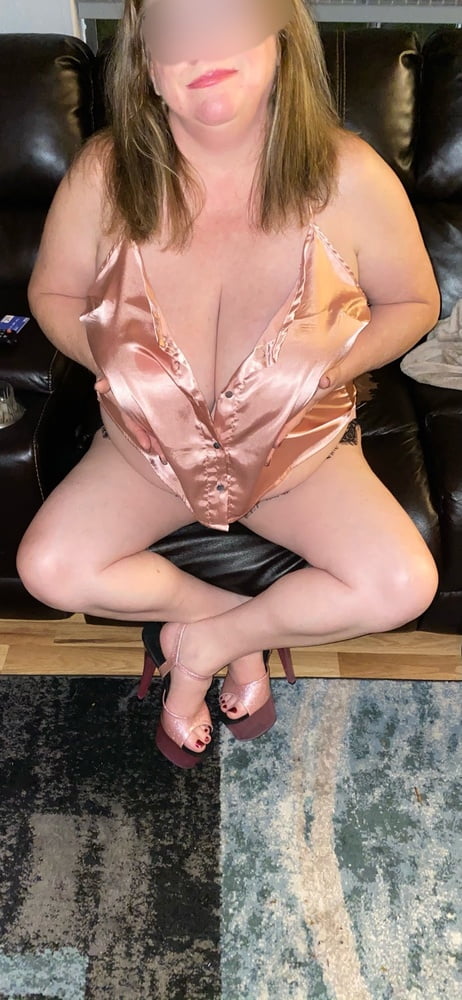 Hot bbw mature show her assets