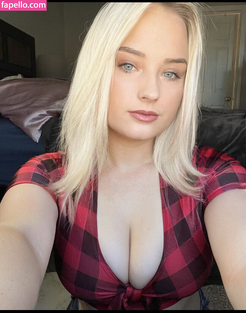 Brittanymama5 HOT (via Fapello)